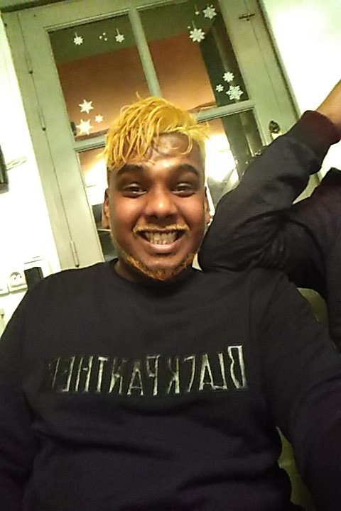 Ses cheveux blonds lui viennent d’un des caractères de Dragon Ball Z.