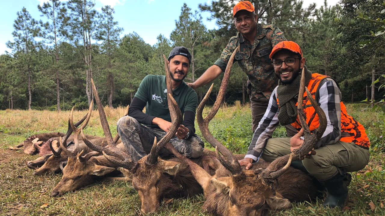 Farrahad, avec ses deux fils, après une partie de chasse avec des cerfs prêts pour l’empaillage.